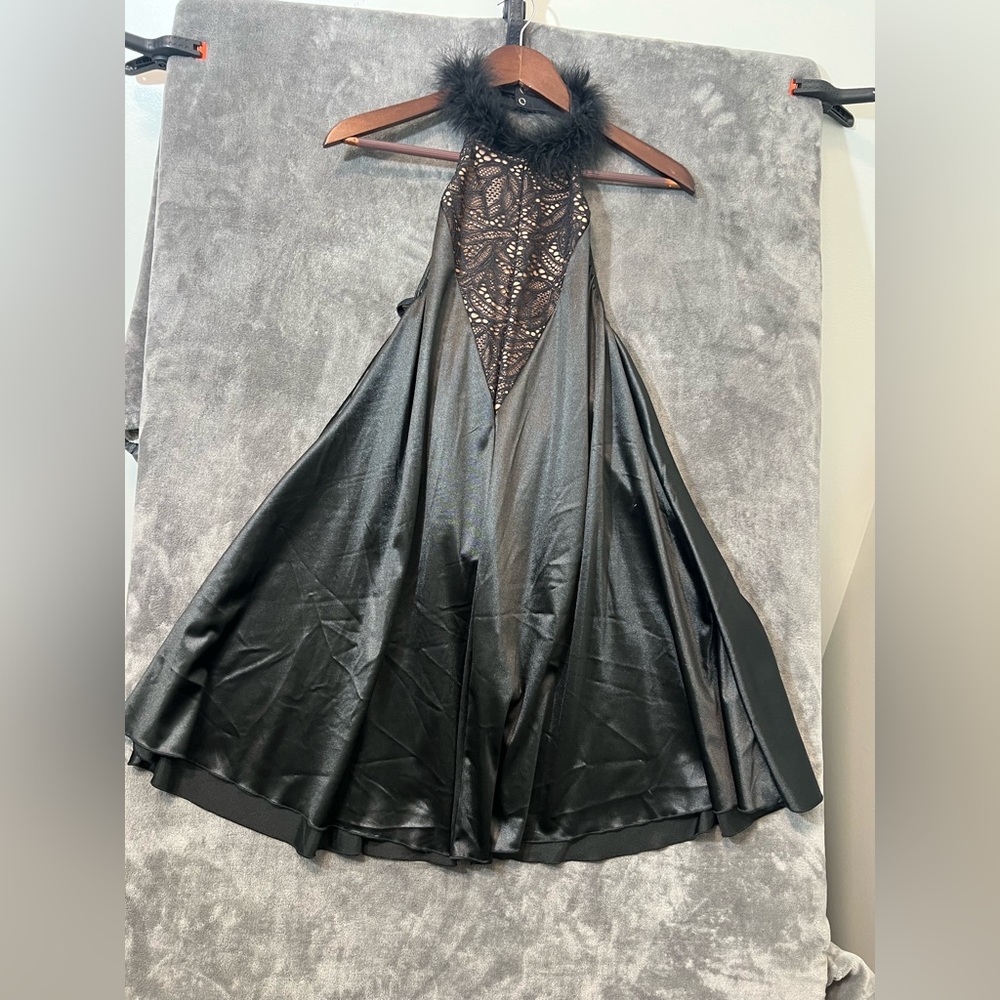 Chic Black Backless Dress with Lace and fur Detail